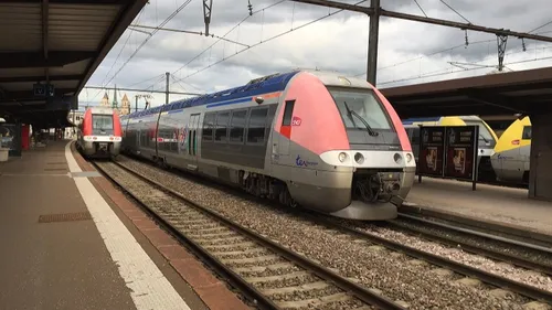 Une voiture tombe d’un pont près de la gare de Dijon 